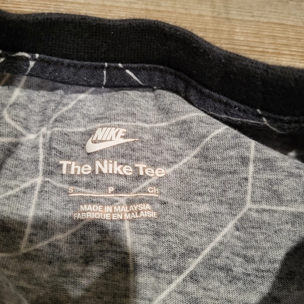 Nike The Nike Tee Youth Boys Graphic Short Sleeve Tee Shirt Size Small Black